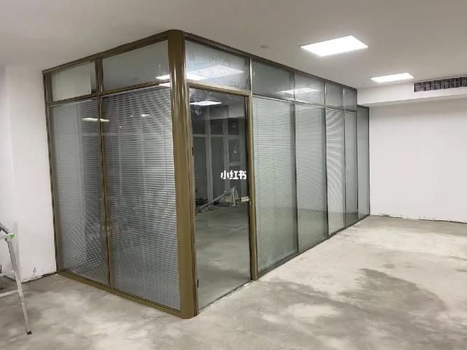 专业玻璃隔断厂家 免费上门测量设计安装，一站式服务打造理想空间